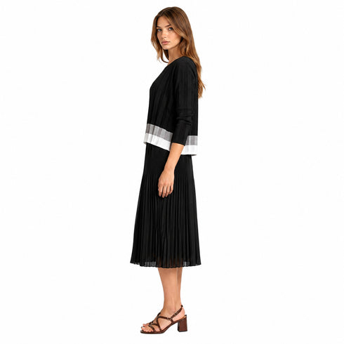 Black Pleated Top with Contrast Hem – Chic Lightweight Blouse for Work & City Style