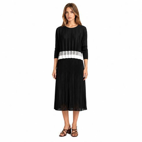 Black Pleated Top with Contrast Hem – Chic Lightweight Blouse for Work & City Style